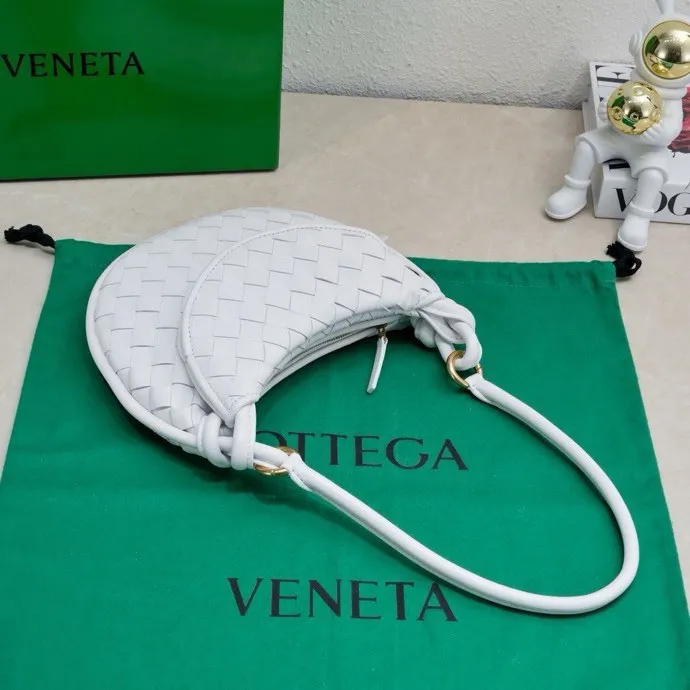 Batch 1460 Bv Shu Qi's same "Gemelli" twin bag 776764 locked in advance 24 years of hot style 💕 Gemelli is made up of two half-moon-shaped bags paired together, with the brand's iconic intrecciato woven sheepskin, equipped with a detachable tubular handle, which can be used as a clutch, on the shoulder or by flipping the small crescent moon as a handle, or as a long shoulder strap 🉑️Crossbody The dual design has a personalized yet charming attitude, and the eye-catching visual impact brings an elegant and fashionable feeling. It is a bag worth buying💥There are 3 sizes to choose from.  Size: 24.5x19x7, plus long shoulder strap ➕80 Model: 6764